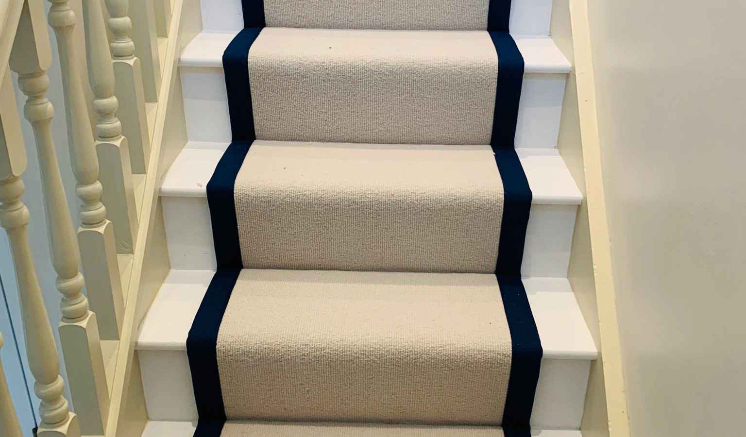 Natural Rib Pearl Hessian Wool Stair Runner with Navy Border